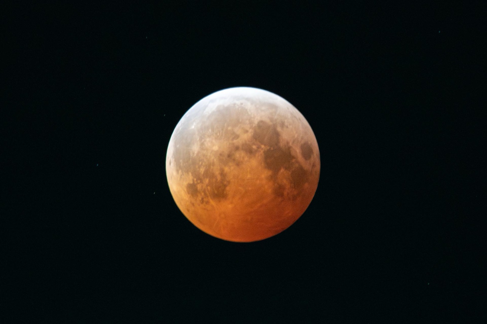 Luna de sangre durante un eclipse lunar total